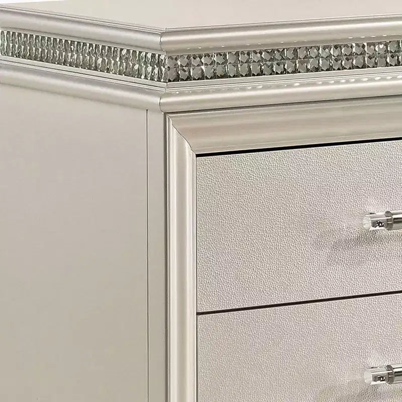 Table de chevet à 2 tiroirs avec pieds en acrylique et accents de cristal, argentée