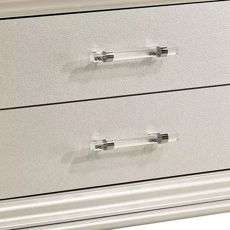Table de chevet à 2 tiroirs avec pieds en acrylique et accents de cristal, argentée