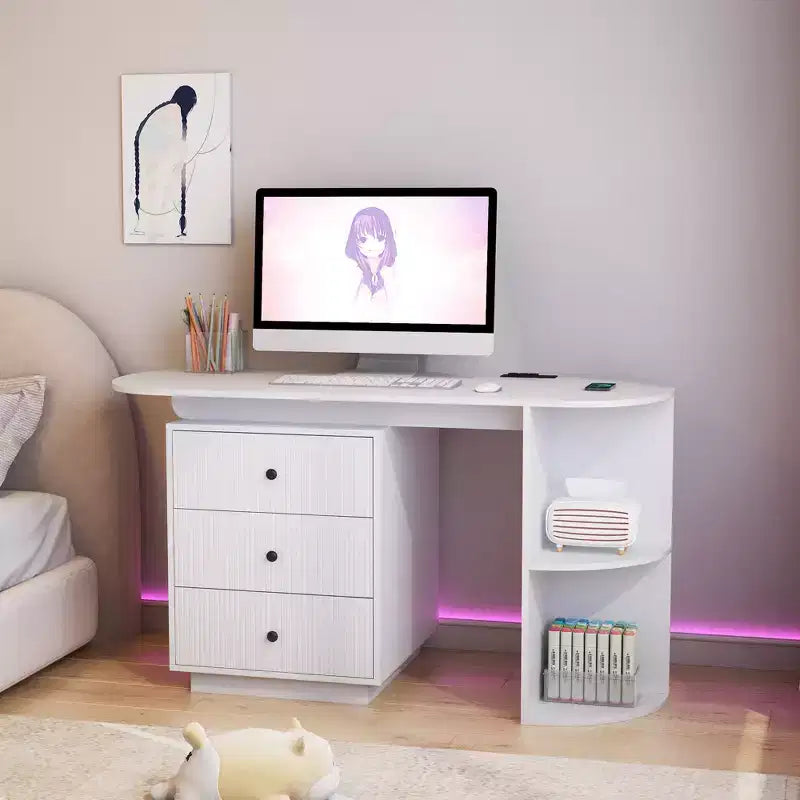 Bureau d'ordinateur moderne avec tiroirs, étagères ouvertes, prises CA et ports de charge USB