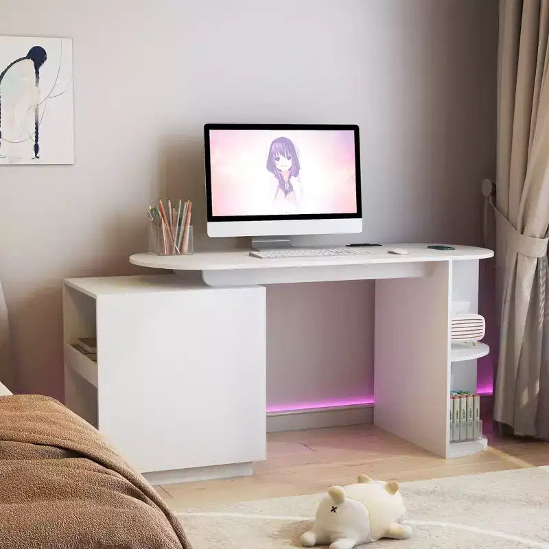 Bureau d'ordinateur moderne avec tiroirs, étagères ouvertes, prises CA et ports de charge USB